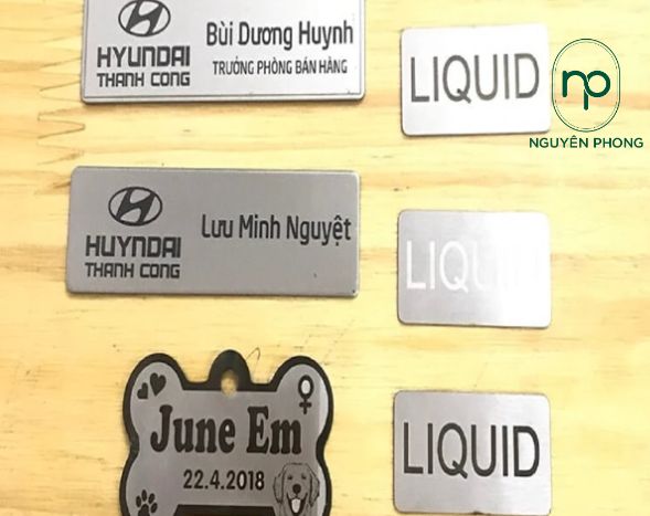 khac-laser-len-be-mat-kim-loai